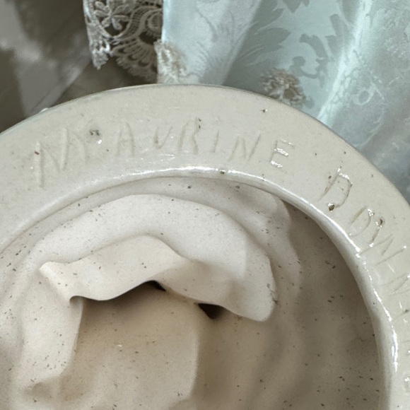 Vintage white ceramic or porcelain Asian female figurine by Maurine Downing - Picture 10 of 12